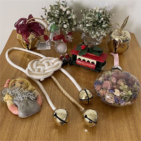 Hanging Christmas Decor & Ornaments