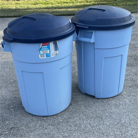 2 Rubbermaid Roughneck 32gal Lidded Trash Containers
