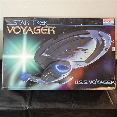 Star Trek Voyager Monogram Model Vintage Spaceship *NOS*
