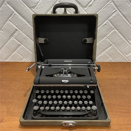 Vintage Portable Royal Typewriter in Original Carry Case