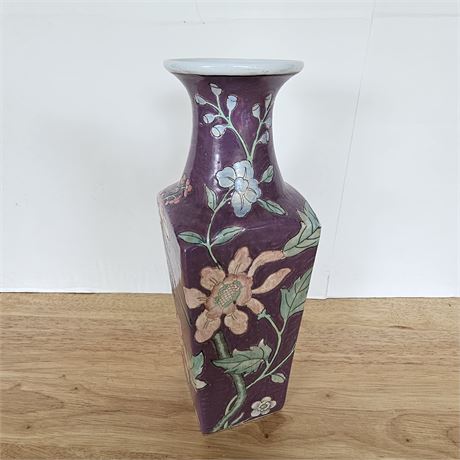 Hand decorated Macau chinoiserie porcelain vase 2of 2