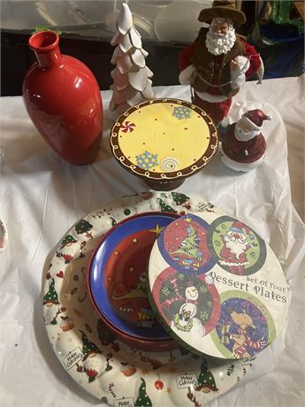 Assorted Christmas decorations (x6 and a set of 4 dessert plates)