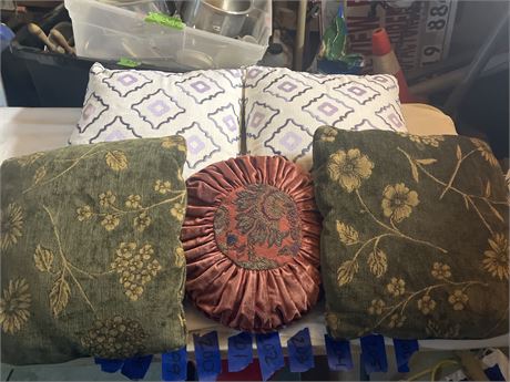 Assortment of throw pillows (5)