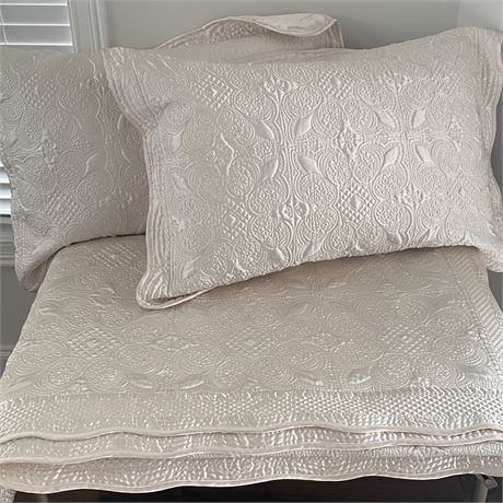 Chris Madden Home Collection Queen Bedspread Pillow Shams & Down Feather Pillows