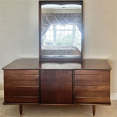 Mid Century United Furniture 9-Drawer Dresser w/ Removable Mirror