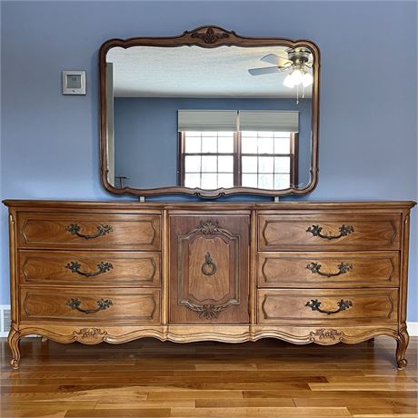 Thomasville French Style Nine Drawer Dresser with Detachable Mirror