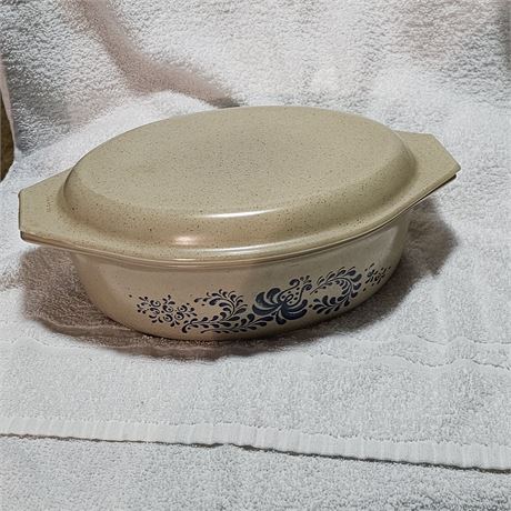 Pyrex Homestead casserole dish with a lid.