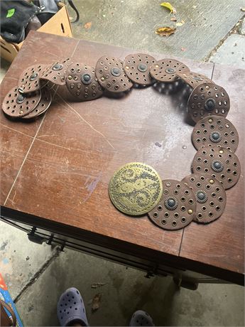 Western-style faux leather disc belt.
