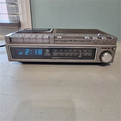 GE Vintage AM/FM Cassette Clock Radio model No. 7-4975B
