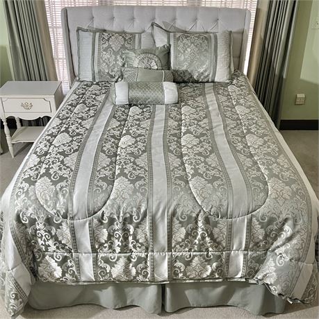 Queen Size Bed w/ Upholstered Tufted Headboard