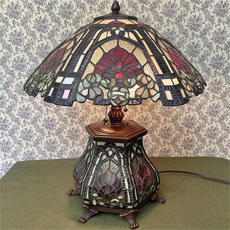 Vtg Tiffany Style Stained Glass Lamp w/ Illuminated Base