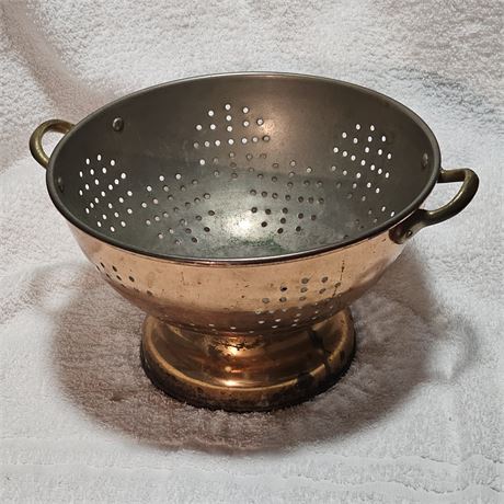 Metal colander, with handles