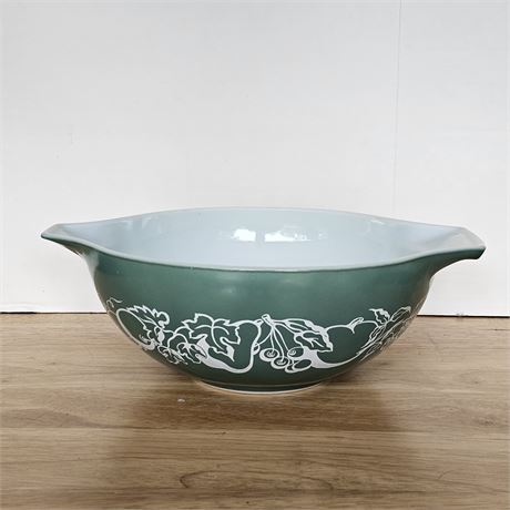 1960's Pyrex 444 cinderella 4-qt. vintage mixing bowl