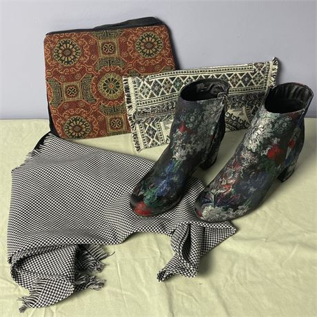 Size 8.5 Zigi Soho Floral Ankle Boots with Women's Print Accessories