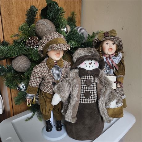 Adorable Set of Porcelain Carolers, Snowman and Matching Wreath!
