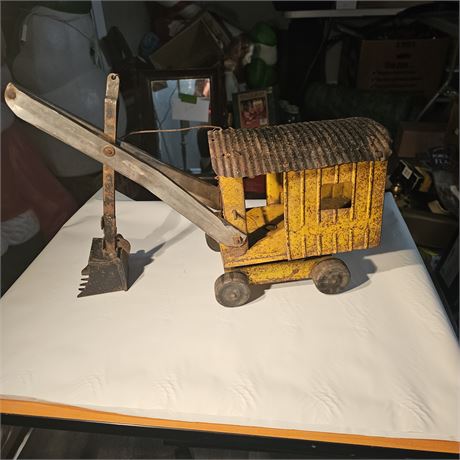 Vintage Structo toy steam shovel, made of pressed steel.