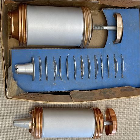 Vtg Mirro Aluminum 358-AM Cooky-Pastry Presses & Press Discs w/ Box