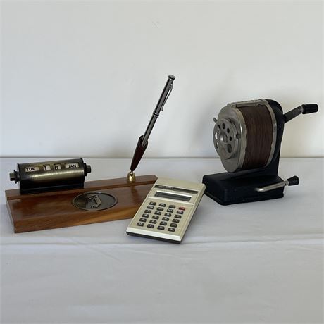 Vtg Perpetual Walnut Desk Calendar w/ Pen Holder, Calculator & Pencil Sharpener