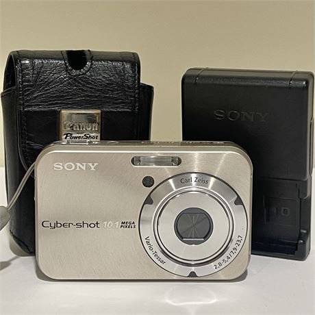 Sony Cyber-Shot DSC-N2 Digital Camera w/ Battery, Battery Charger & Carry Case