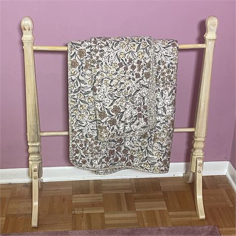 Blanket Rack with Twin Size Quilt and Sham