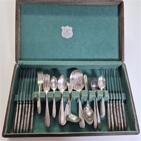 Vtg Wm. Rogers & Son Silverplate Flatware Set “Exquisite” Pattern w/Chest