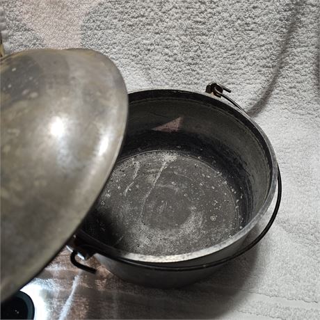 Aluminum Dutch Oven.