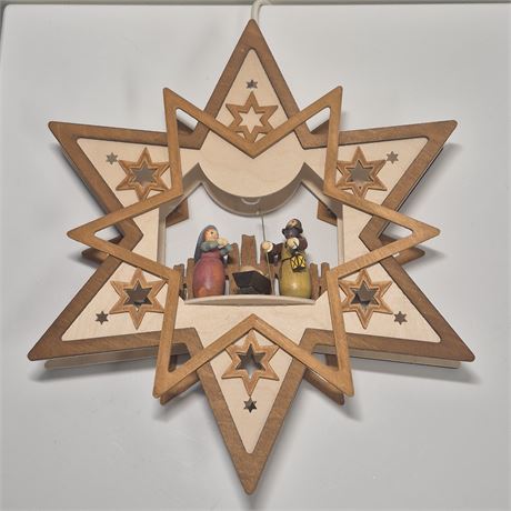 Vtg Wood Illuminated Hanging Star w/Nativity Scene
