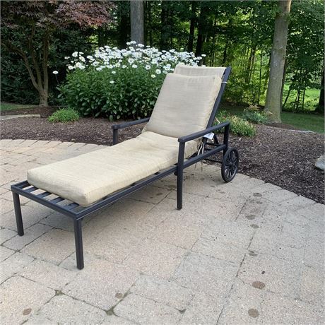 Outdoor Metal Chaise Lounge with Cushion