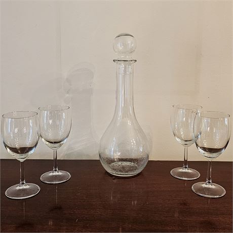 Modern Glass Teardrop Shaped Decanter with Round Stopper & 4 Wine Glasses