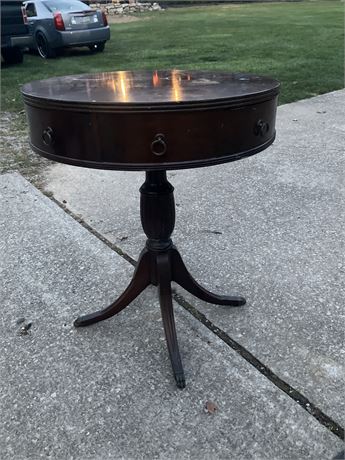 Duncan Phyfe-style drum table. This type of furniture is also known as a pedest