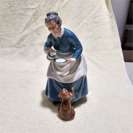 1959 Royal Doulton figurine titled "The Favourite," model number H.N. 2249,
