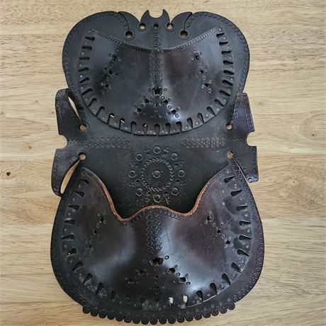 Handmade leather key/mail holder made in Budapest