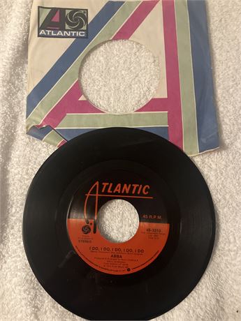45 RPM vinyl single of ABBA's song "I Do, I Do, I Do, I Do, I Do" on the Atlanti