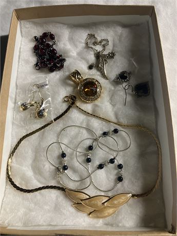 Jewelry (4 necklaces, 1 pendant, 2 pair earrings)