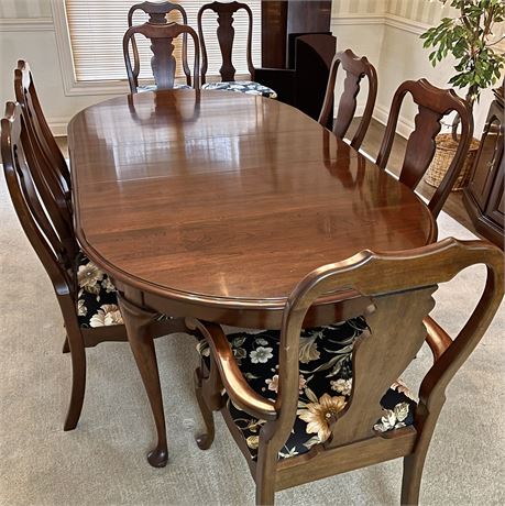 Queen Anne Style Dining Room Table w/ 3 Leaves, 6 Chairs and Table Pads