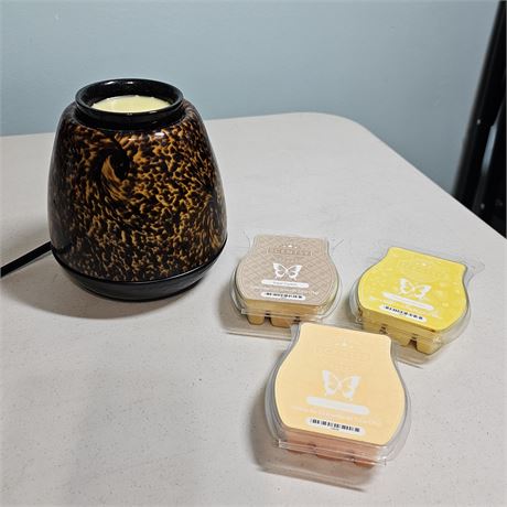 Large Scentsy Warmer w/ Scents