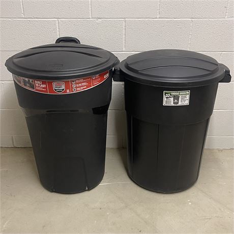 Rubbermaid Roughneck & Pioneer Plastics 32 Gallon Trash Containers with Lids