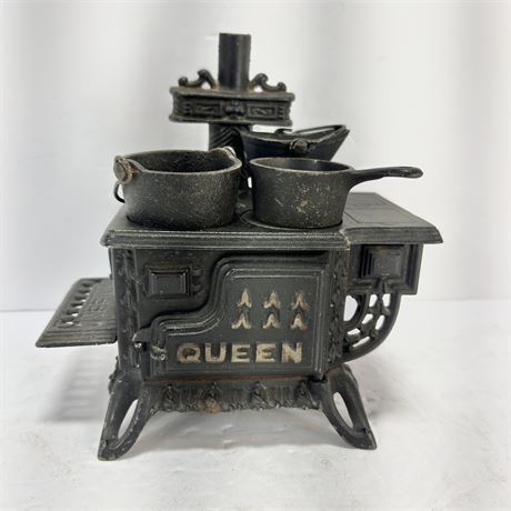 Queen Miniature Cast Iron Stove with 2 Pots and Coal Bucket