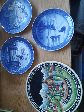 4 Christmas plates
