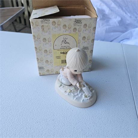 Precious Moments "Sending You Oceans Of Love" Figurin