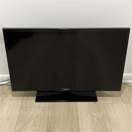 Samsung UN32EH4003 32" LED HDTV on Stand (No remote)