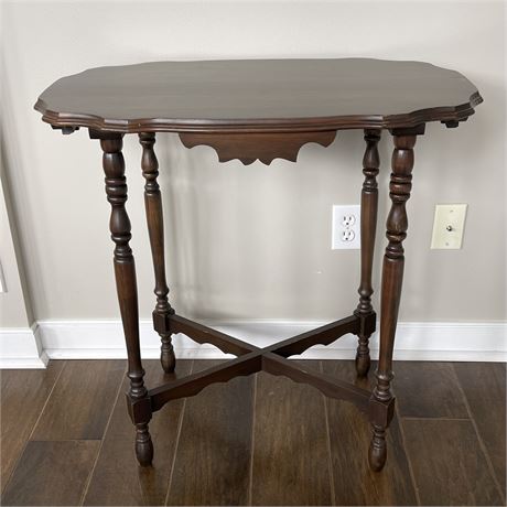 Vtg Scalloped Edge Design Turned Legs Side Table