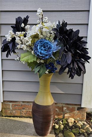 Large ceramic vase filled with flowers Lot 1