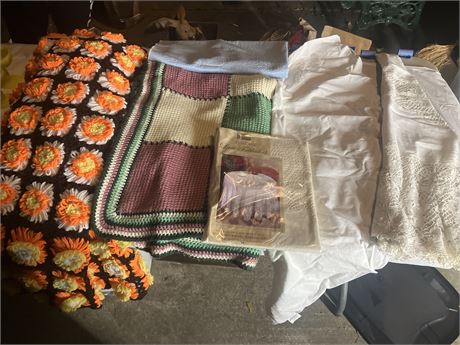 assorted linens/blankets (6)