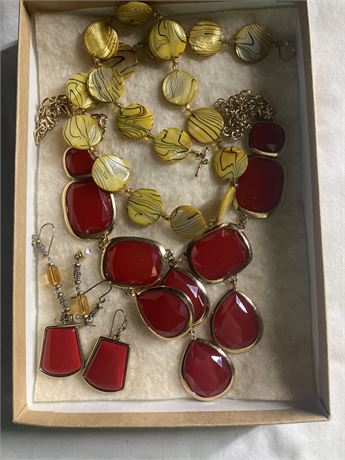 Jewelry (2 necklace, 2 pair matching earring)