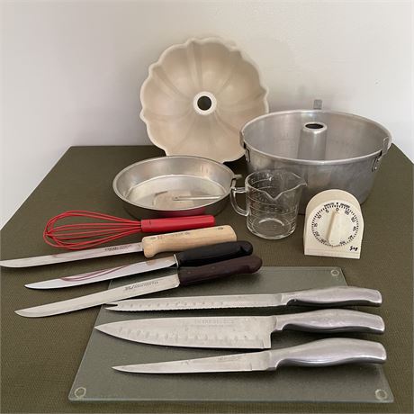 Kitching Goods with Random Knives and Baking Goods