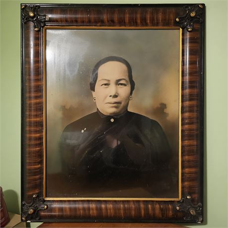 Antique old woman pic in amazing frame