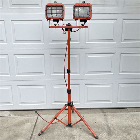 Portable Adjustable 2-Head Worklight Model L-11