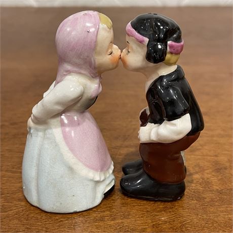 Vtg Napco "Kissing Sweethearts" Ceramic S&P Shakers