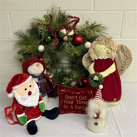 Cute Plush Christmas Figurines w/ Wreath